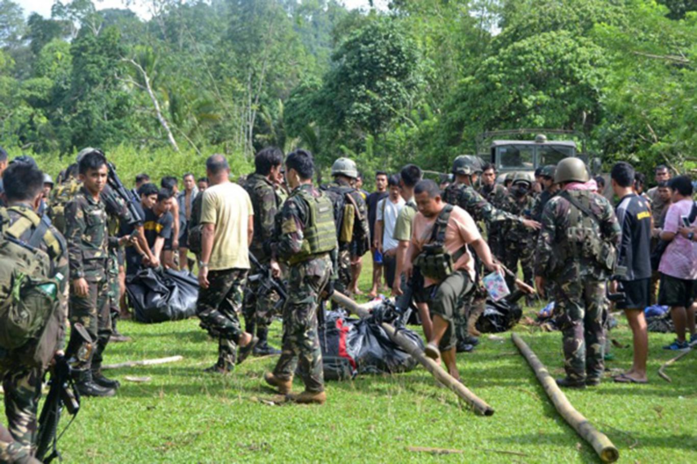 Filipinler ordusu ile Abu Sayyaf grubu arasında çatışma: 4 asker öldü